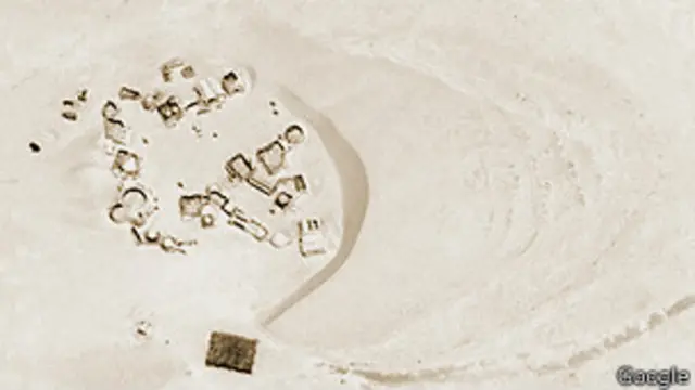 Vista satelital de la duna que está a punto de cubrir la ciudad de Mos Espa