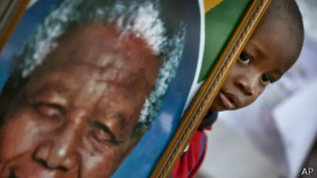 Афиша с портретом Манделы