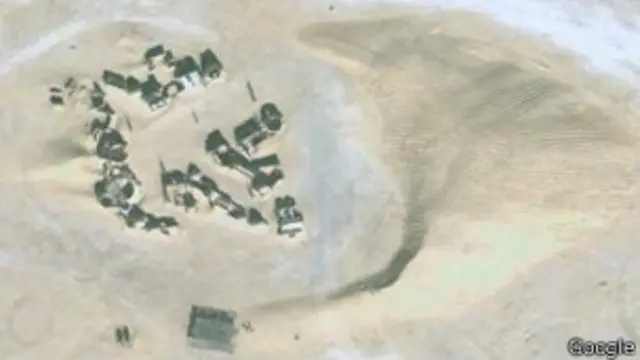 Vista satelital de 2008 de la duna que está a punto de cubrir la ciudad de Mos Espa