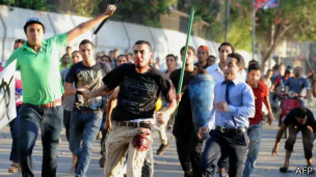 الاشتباكات اندلعت في محيط السفارة الامريكية في القاهرة