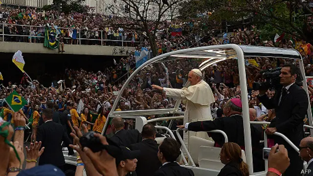 Papa Francisco recorre Rio de Janeiro en su papamóvil