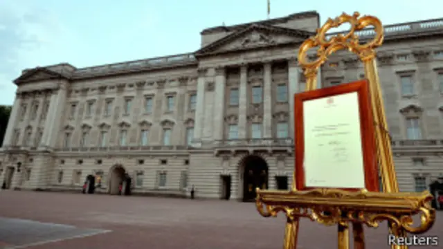 королевский бюллетень у Букингемского дворца