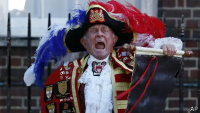 Arauto da monarquia britânica anuncia o nascimento do bebê real em Londres