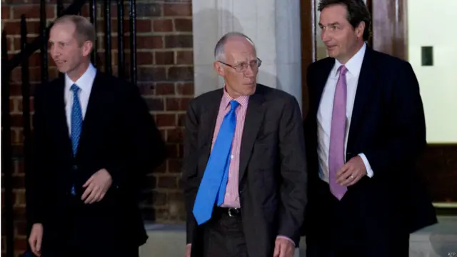 शाही संतान की पैदाइश के बाद लंदन के सेंट मैरी हस्पताल के लिंडो विंग से बाहर आ रहे हैं स्त्री रोग विशेषज्ञ ऐलेन फ़ार्दिंग और मार्कस सेशेल. 