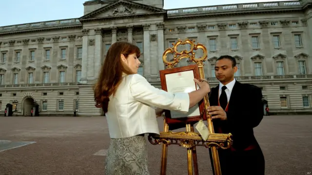 महारानी की प्रेस सेक्रेट्री ऐल्सा ऐंडरसन ने बकिंघम पैलेस के ठीक सामने प्रिंस विलियम और डचेज़ ऑफ़ कैंब्रिज के बेटे के जन्म की ख़बर का औपचारिक संदेश लगाया.