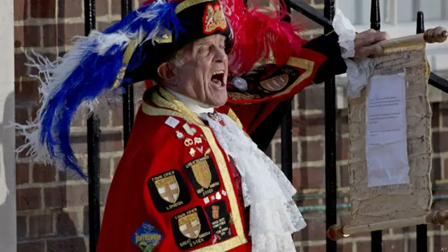 औपचारिक सूचना के अलावा शहर उदघोषक टोनी एपलटन ने शाही बच्चे के पैदा होने की घोषणा इस तरह चिल्ला कर भी की. 