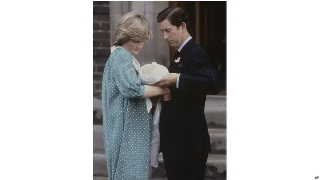 ये तस्वीर प्रिंस विलियम के जन्म की है जिसमें उनके पिता प्रिंस चार्ल्स और मां राजकुमारी डायना को देखा जा सकता है. प्रिस विलियम का जन्म 22 जून 1982 को हुआ था.