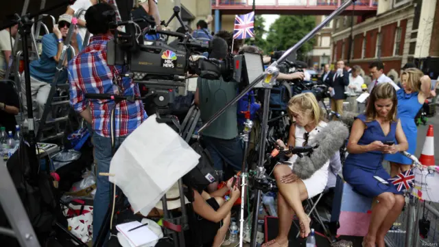 सेंट मैरी हस्पताल के बाहर का नज़ारा जहां मीडिया का हुजूम बच्चे की ख़बर पाने को बेताब खड़ा था.