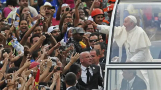 အမိုးဖွင့်ကားပေါ်က ပုပ်ရဟန်းမင်းကြီး ဖရန့်စစ်