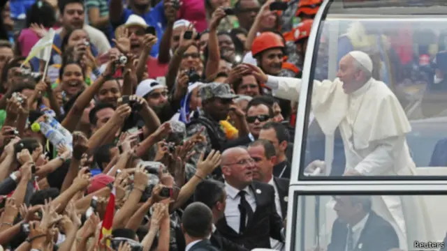 Papa Francisco desfila no papamóvel no Rio | Foto: Reuters