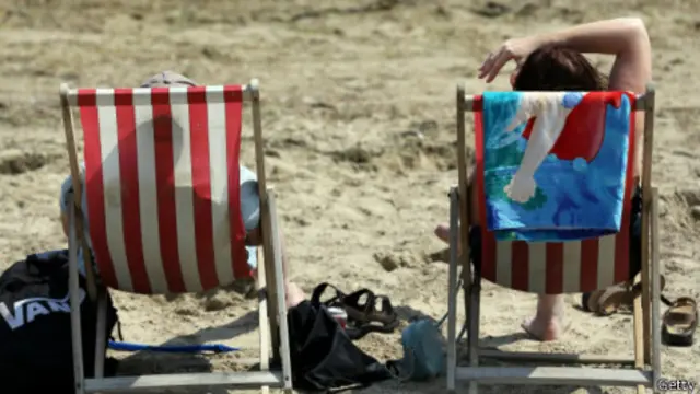 英国南部海滨沙滩上休闲的人（2013/07/22）