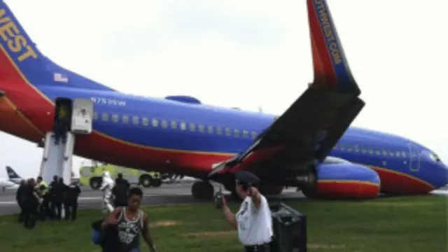 مسافران را از راه‌های خروج اضطراری هواپیما خارج کردند