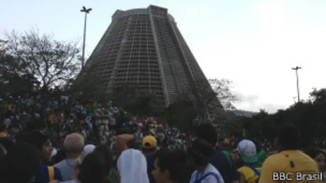 Fieis esperam papa no Rio | Foto: Luiz Barrucho/BBC Brasil