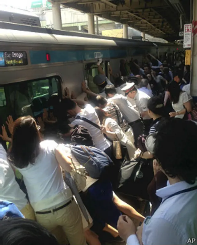 जापान में यात्रियों ने ट्रेन को झुकाया 