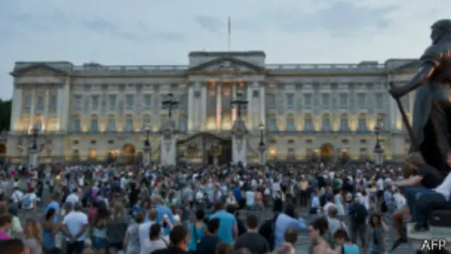 බකිංහැම් මාලිගය අසල රොක් වී සිටින ජනතාව 