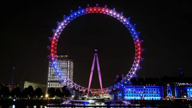 З нагоди поповнення в королівській родині один з символів Лондона, "Лондонське око", підсвітили червоним, синім та білим кольорами.