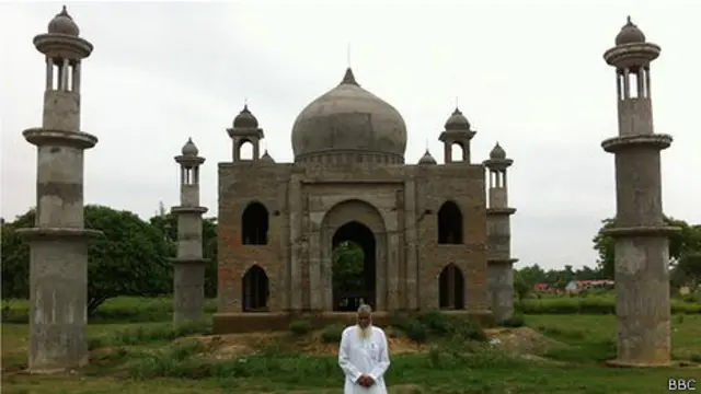 Faizul Hasan Quadri berdiri di depan bangunan 'Taj Mahal' miliknya.