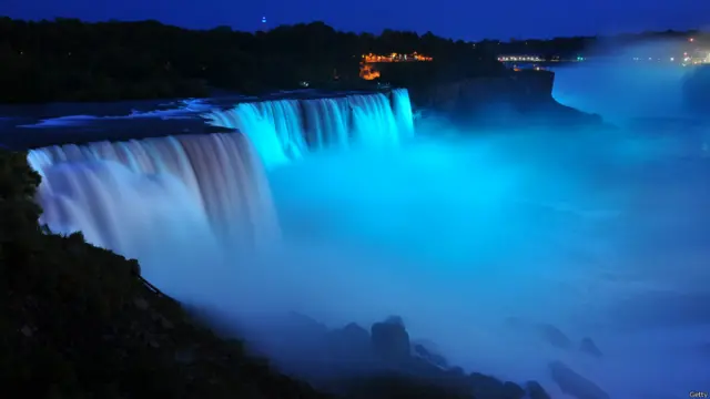 Після народження хлопчика у герцогині та герцога Кембриджських Ніагарський водоспад підсвітили блакитним кольором.