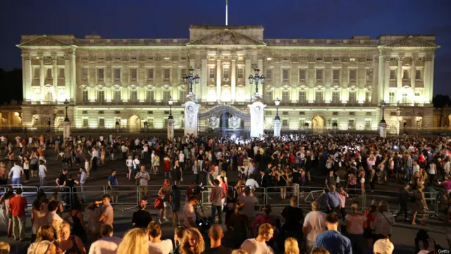 Під Букінгемським палацом зібрався величезний натовп людей, які чекали звістки про народження, а потім святкували її отримання.