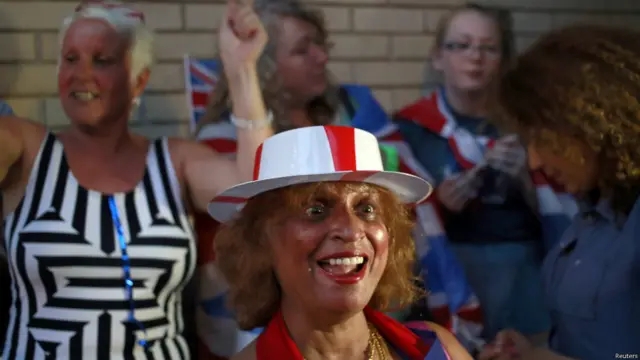 Радісно вітали новину про народження і під шпиталем у Лондоні, де перебувала герцогиня та герцог Кембриджські.