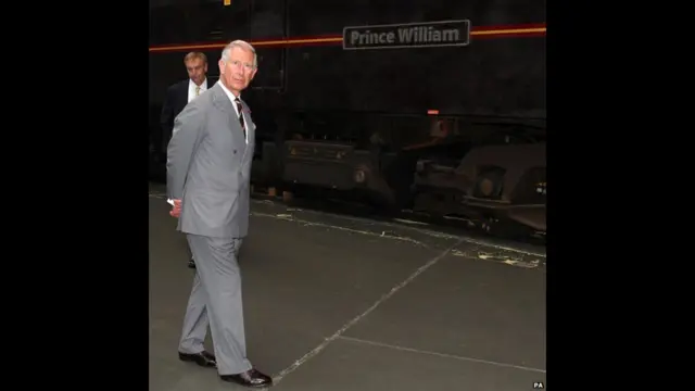 查尔斯王子周一在约克参观国家铁路博物馆。他获知宝宝出生后表示，第一次当上祖父，他感到十分自豪和高兴。