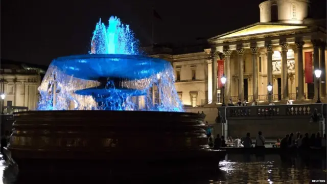 伦敦市中心著名的特拉法加广场喷泉将用蓝光照射，持续一周时间，以此来庆祝王室宝宝出生。