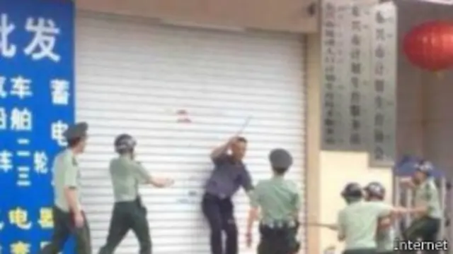 袭击者与警方对峙(网络图片)