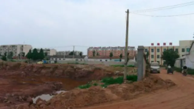 崔社梅的房子如今变成了大坑