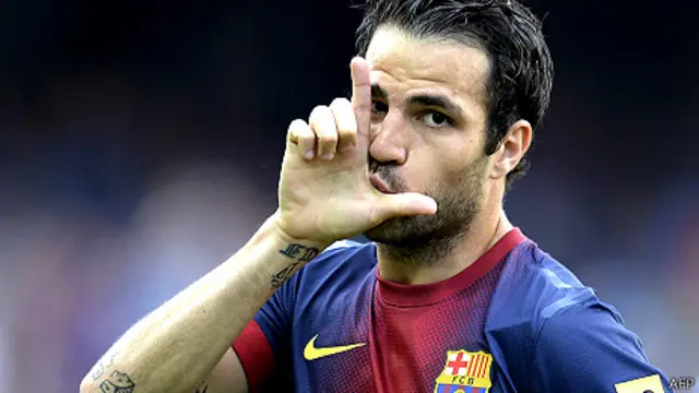 أعلن برشلونة رفضه التخلي عن فابريغاس منذ أول عرض من مانشستر يونايتد