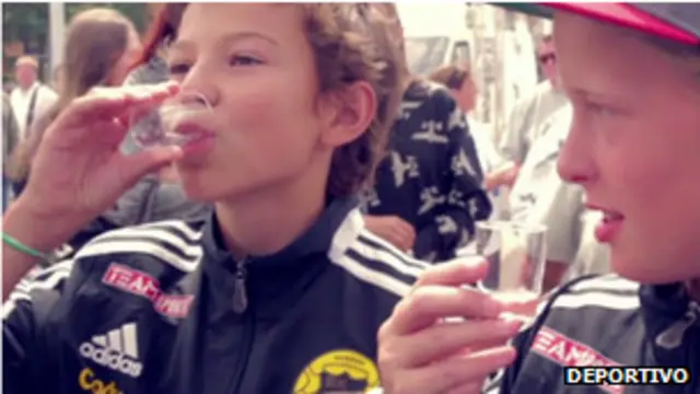 Niños toman agua de sudor