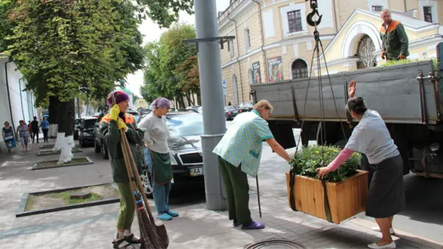 Тим часом вулицю Лаврську прикрашають вазонами...