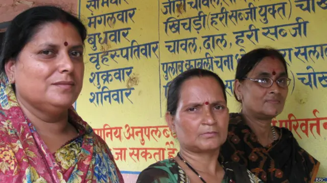 सरकारी स्कूल की शिक्षिकाएं छपरा की घटना के बाद दबाव में लगती हैं.