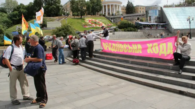 У суботу на Хрещатику запланований святковий концерт, а поки що на майдані Незалежності продовжують свою акцію учасники Врадіївської ходи, які протестують проти методів роботи української міліції.