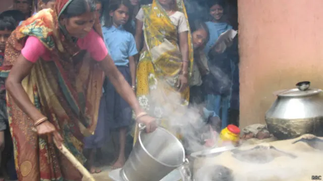 स्कूली बच्चों को मुफ्त मिलने वाले भोजन में साफ़-सफ़ाई बरतने की ज़रुरत है.