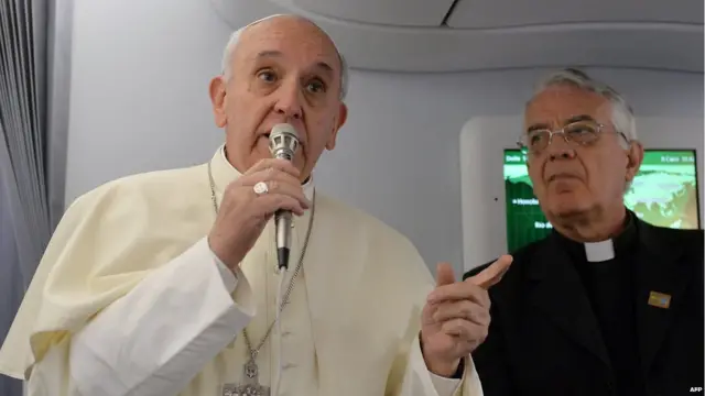 Papa Francisco habla con periodistas en el avión