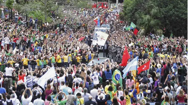 Viaje del Papa por las calles de Río