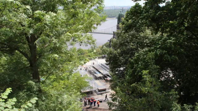 На дніпровських схилах біля пам'ятника хрестителю Русі Володимиру Великому зводять сцену. В суботу тут відбудеться урочистий молебень.