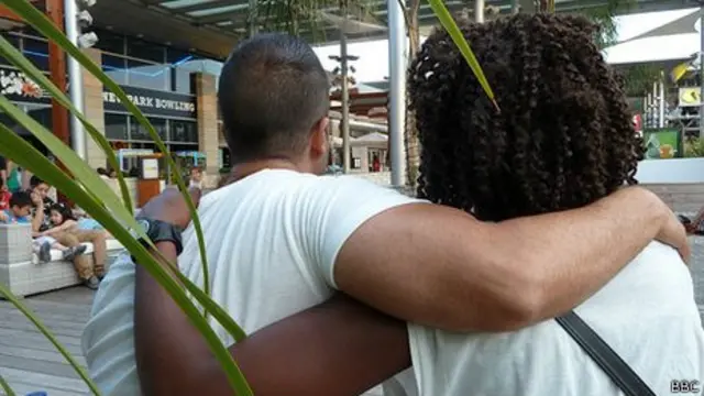 Rosa y su pareja Thiago (nombres ficticios)