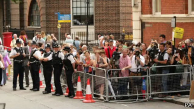 Crowd waiting to see the royal baby