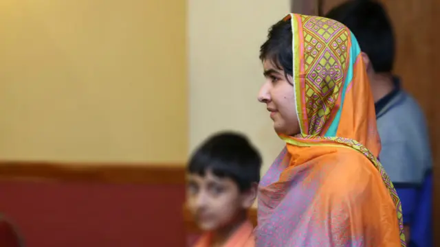 ملالہ لندن میں افغانیوں کی مہمان بنیں جہاں انہوں نے اپنی کہانی سناتے ہوئے اپنی اس مہم کا اعادہ کیا جو افغانیوں کے لیے بھی نئی نہیں ہے۔