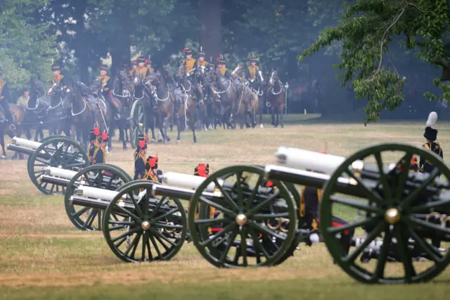 英国皇家卫兵将鸣放21响皇家礼炮（royal salute），迎接中国国家主席习近平。