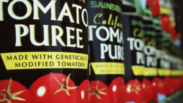Latas de tomate genéticamente modificado a la venta en un supermercado de EE.UU.