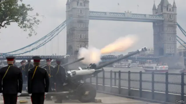 伦敦城后备役军团也在伦敦塔桥鸣放62响礼炮。