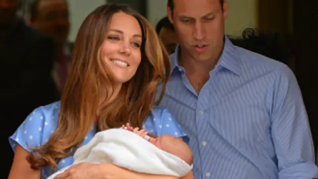 الامير وليام ودوقة كامبريدج لحظة ظهورهما من المستشفى بصحبة الطفل