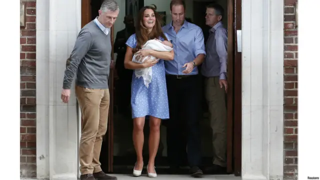 ब्रिटेन के राजकुमार विलियम और उनकी पत्नी डचेज़ ऑफ़ कैम्ब्रिज केट नवजात राजकुमार को हाथ में लिए सेंट मैरी अस्पताल से बाहर निकले.