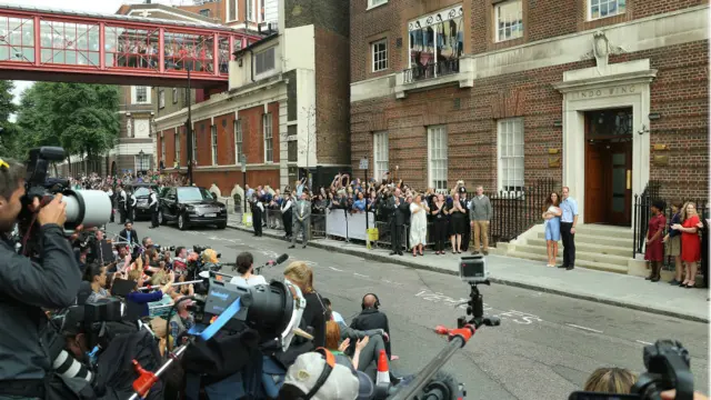 अस्पताल के बाहर उनके स्वागत में खड़ा था मीडिया और लोगों का हुजूम