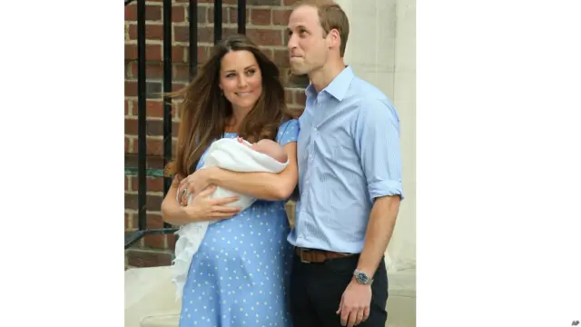 नन्हे राजकुमार को संभाले केट और उनके साथ विलियम मीडिया से मुख़ातिब हुए.