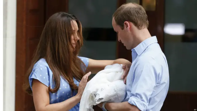 ज़रा संभाल कर...शायद केट राजकुमार विलियम से यही कह रही होंगी.