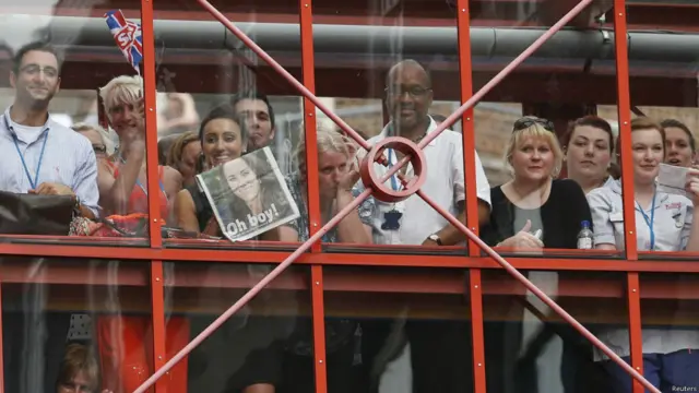 जिसे जहां जगह मिली उसने वहीं से शाही संतान की झलक देखने की कोशिश की.