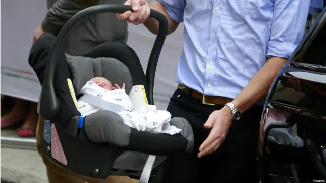 पिता विलियम ने नवजात राजकुमार को सीट पर बिठाया